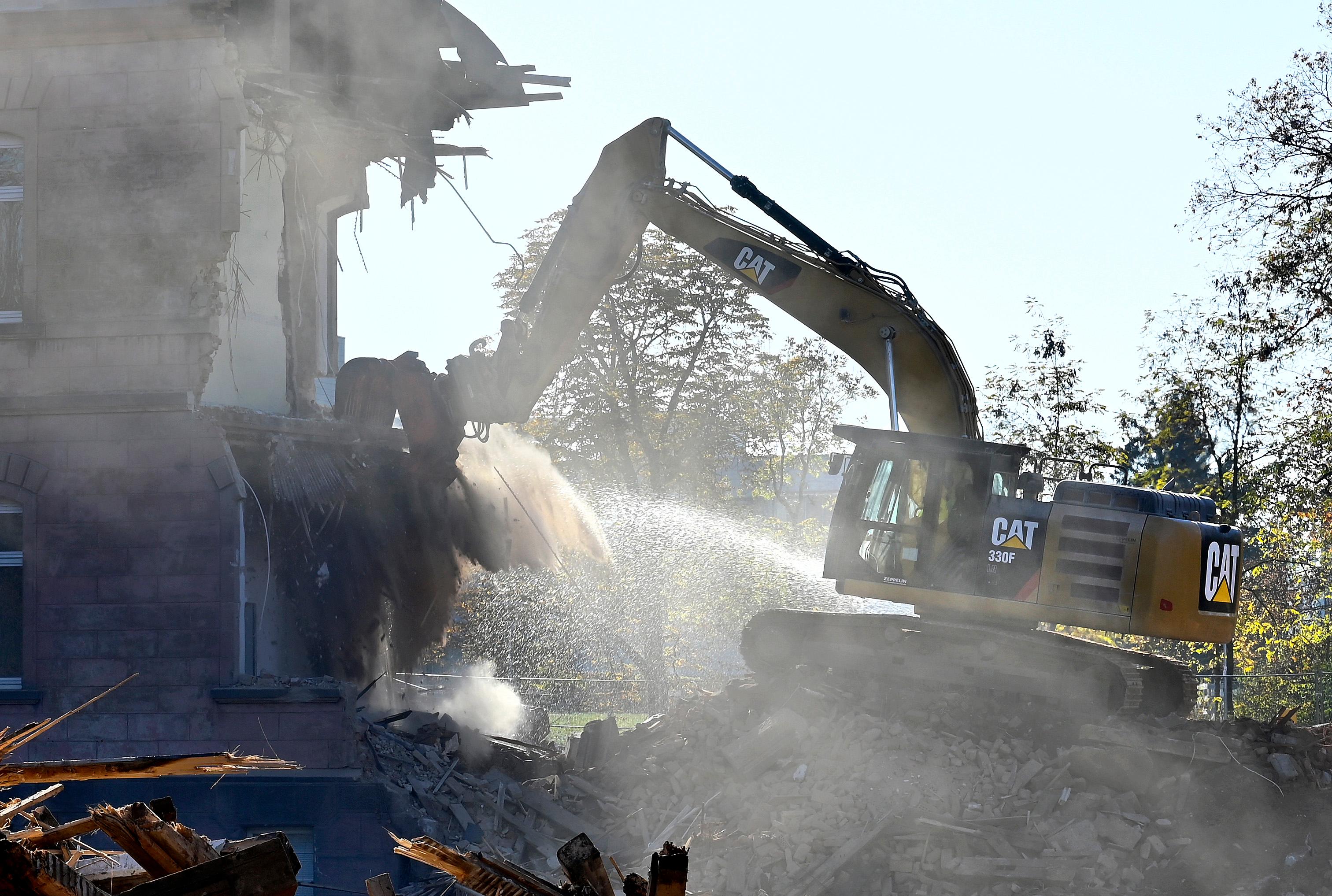 Der Abrisses großer Teile der Heil- und Pflegeanstalt (Hupfla) schreitet voran: Nicht der Zahn der Zeit und allgemeine Vergänglichkeit nagen derzeit an dem einzig verbliebenen Patientengebäude, sondern schlicht der Plan hier Institute und Forschungseinrichtugen neu zu bauen. Im Bild: Der Westflügel von Norden gesehen, wird zunehmend von Baggerzähnen zermalmt. 