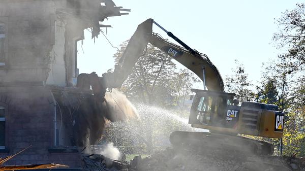 Der Abrisses großer Teile der Heil- und Pflegeanstalt (Hupfla) schreitet voran: Nicht der Zahn der Zeit und allgemeine Vergänglichkeit nagen derzeit an dem einzig verbliebenen Patientengebäude, sondern schlicht der Plan hier Institute und Forschungseinrichtugen neu zu bauen. Im Bild: Der Westflügel von Norden gesehen, wird zunehmend von Baggerzähnen zermalmt.