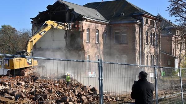 Der Abrisses großer Teile der Heil- und Pflegeanstalt (Hupfla) schreitet voran: Nicht der Zahn der Zeit und allgemeine Vergänglichkeit nagen derzeit an dem einzig verbliebenen Patientengebäude, sondern schlicht der Plan hier Institute und Forschungseinrichtugen neu zu bauen. Im Bild: Der Westflügel von Norden gesehen, wird zunehmend von Baggerzähnen zermalmt.