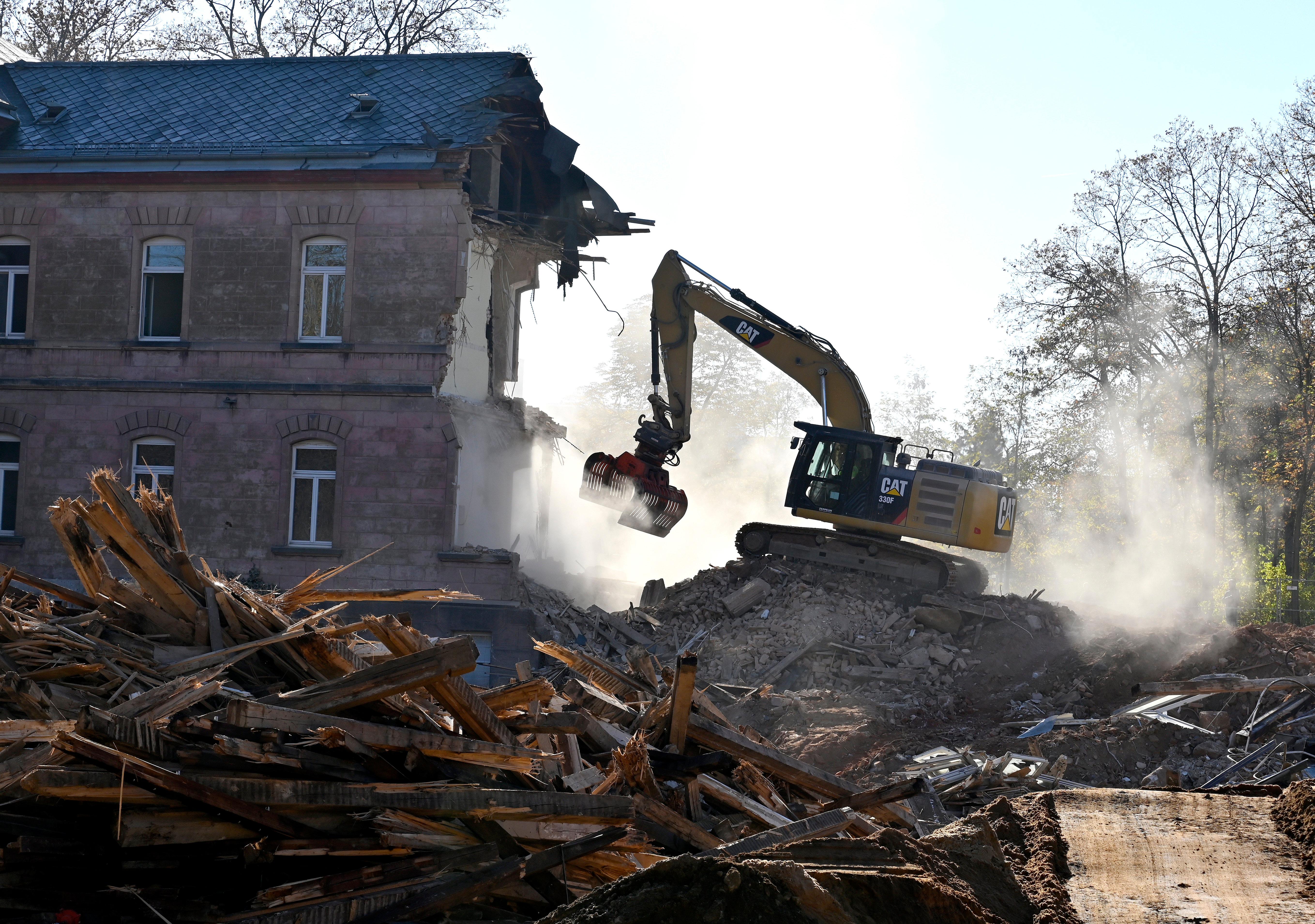 Der Abrisses großer Teile der Heil- und Pflegeanstalt (Hupfla) schreitet voran: Nicht der Zahn der Zeit und allgemeine Vergänglichkeit nagen derzeit an dem einzig verbliebenen Patientengebäude, sondern schlicht der Plan hier Institute und Forschungseinrichtugen neu zu bauen. Im Bild: Der Westflügel von Norden gesehen, wird zunehmend von Baggerzähnen zermalmt. 