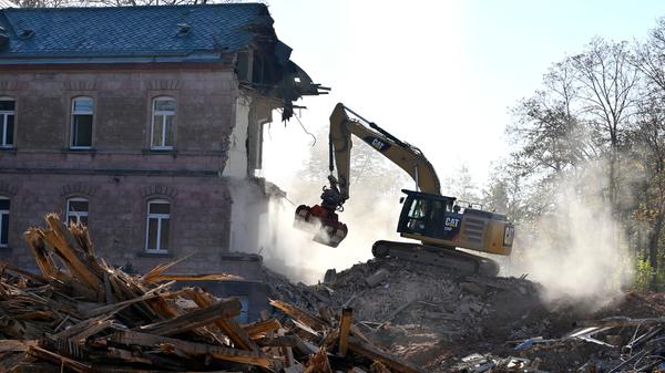 Der Abrisses großer Teile der Heil- und Pflegeanstalt (Hupfla) schreitet voran: Nicht der Zahn der Zeit und allgemeine Vergänglichkeit nagen derzeit an dem einzig verbliebenen Patientengebäude, sondern schlicht der Plan hier Institute und Forschungseinrichtugen neu zu bauen. Im Bild: Der Westflügel von Norden gesehen, wird zunehmend von Baggerzähnen zermalmt.