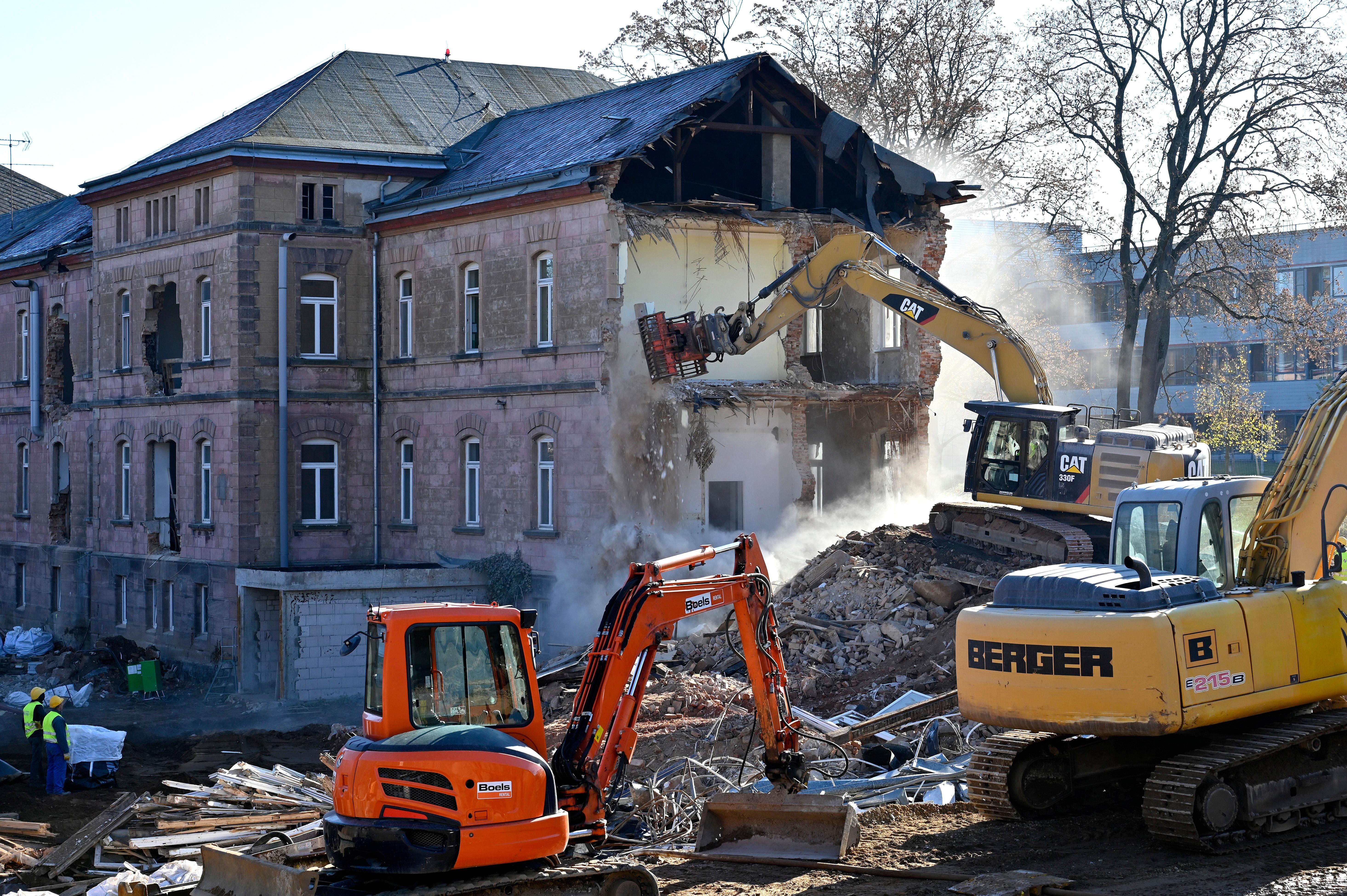 Der Abrisses großer Teile der Heil- und Pflegeanstalt (Hupfla) schreitet voran: Nicht der Zahn der Zeit und allgemeine Vergänglichkeit nagen derzeit an dem einzig verbliebenen Patientengebäude, sondern schlicht der Plan hier Institute und Forschungseinrichtugen neu zu bauen. Im Bild: Der Westflügel von Norden gesehen, wird zunehmend von Baggerzähnen zermalmt. 
