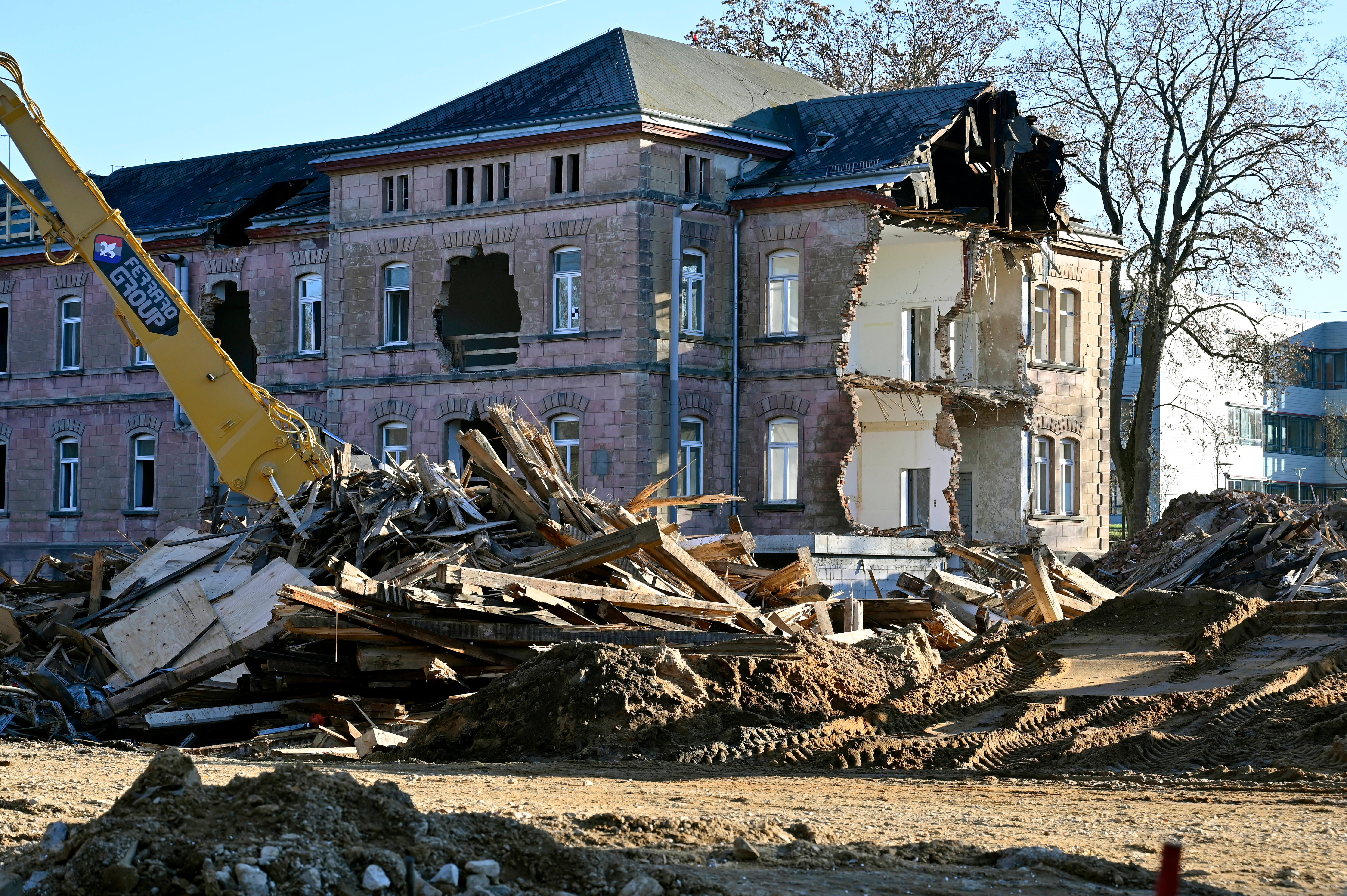 Der Abrisses großer Teile der Heil- und Pflegeanstalt (Hupfla) schreitet voran: Nicht der Zahn der Zeit und allgemeine Vergänglichkeit nagen derzeit an dem einzig verbliebenen Patientengebäude, sondern schlicht der Plan hier Institute und Forschungseinrichtugen neu zu bauen. Im Bild: Der Westflügel von Norden gesehen, wird zunehmend von Baggerzähnen zermalmt. 