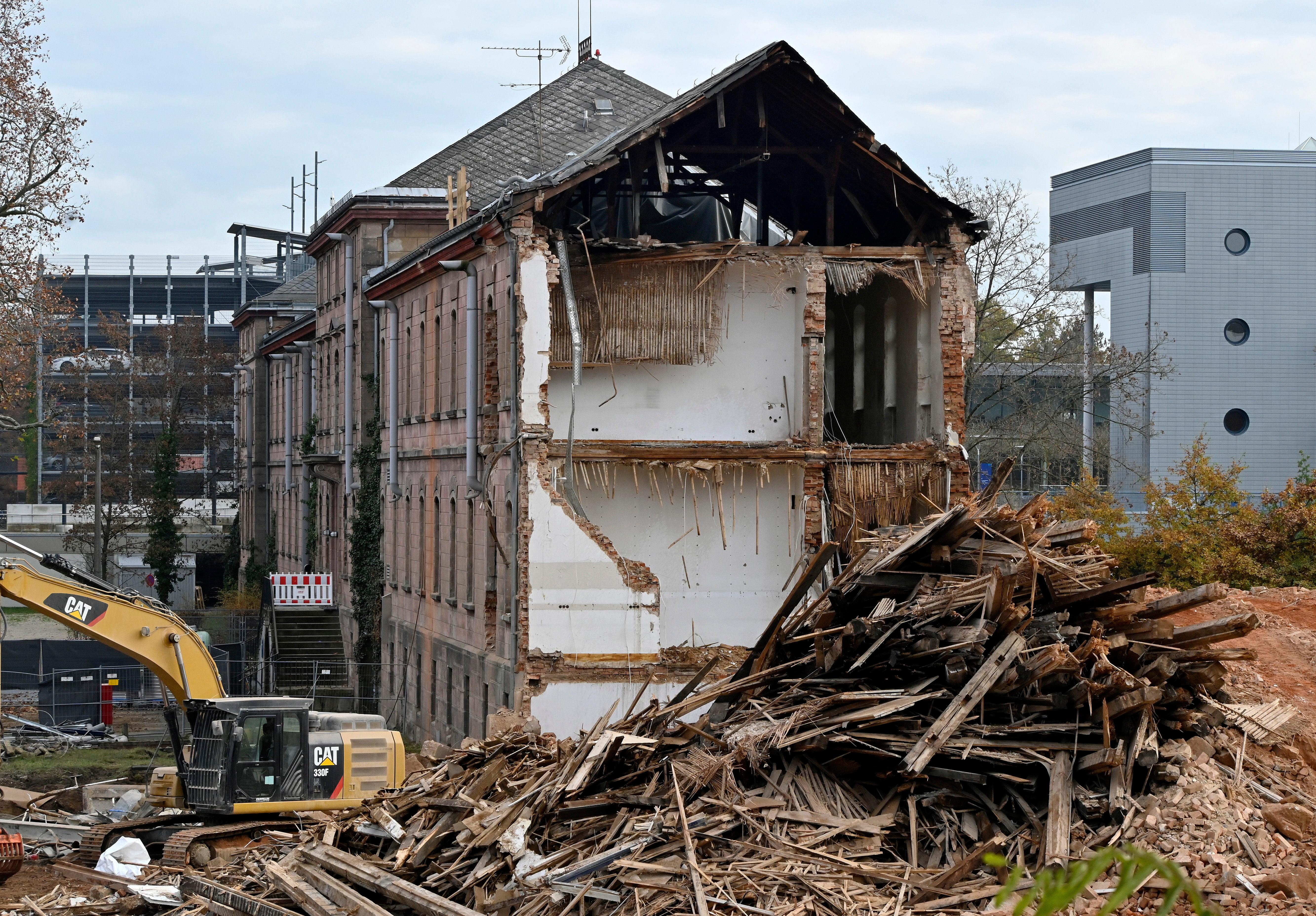 Der Abrisses großer Teile der Heil- und Pflegeanstalt (Hupfla) schreitet voran: Nicht der Zahn der Zeit und allgemeine Vergänglichkeit nagen derzeit an dem einzig verbliebenen Patientengebäude, sondern schlicht der Plan hier Institute und Forschungseinrichtugen neu zu bauen. Im Bild: Der Westflügel von Norden gesehen, wird zunehmend von Baggerzähnen zermalmt. 