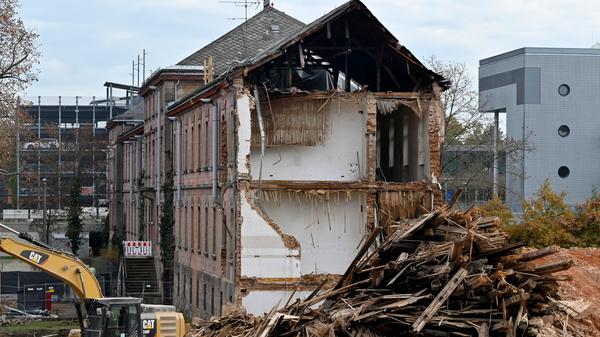Der Abrisses großer Teile der Heil- und Pflegeanstalt (Hupfla) schreitet voran: Nicht der Zahn der Zeit und allgemeine Vergänglichkeit nagen derzeit an dem einzig verbliebenen Patientengebäude, sondern schlicht der Plan hier Institute und Forschungseinrichtugen neu zu bauen. Im Bild: Der Westflügel von Norden gesehen, wird zunehmend von Baggerzähnen zermalmt.