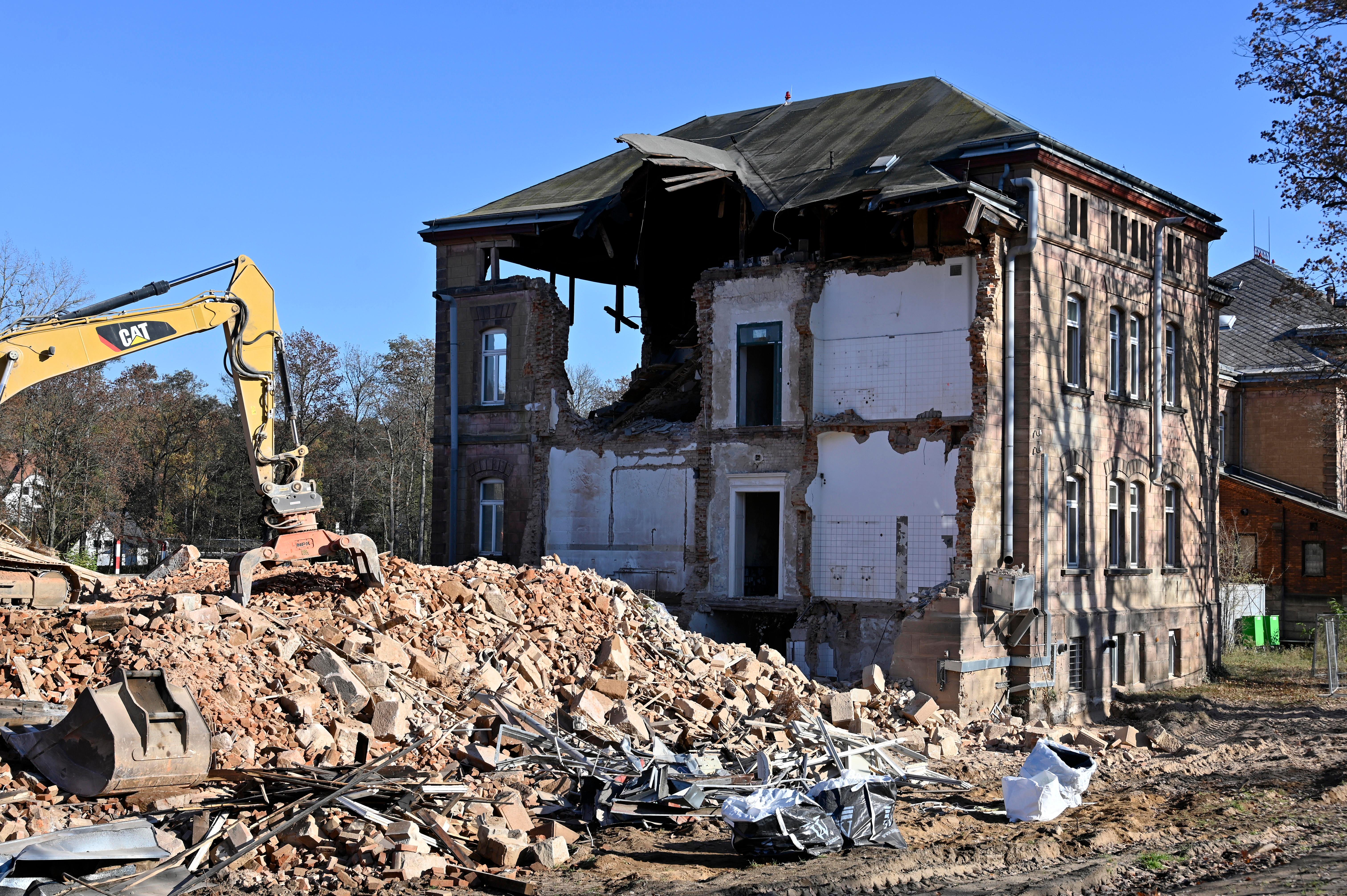 Der Abrisses großer Teile der Heil- und Pflegeanstalt (Hupfla) schreitet voran: Nicht der Zahn der Zeit und allgemeine Vergänglichkeit nagen derzeit an dem einzig verbliebenen Patientengebäude, sondern schlicht der Plan hier Institute und Forschungseinrichtugen neu zu bauen. Im Bild: Der Westflügel von Norden gesehen, wird zunehmend von Baggerzähnen zermalmt. 