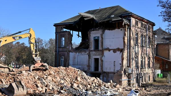 Der Abrisses großer Teile der Heil- und Pflegeanstalt (Hupfla) schreitet voran: Nicht der Zahn der Zeit und allgemeine Vergänglichkeit nagen derzeit an dem einzig verbliebenen Patientengebäude, sondern schlicht der Plan hier Institute und Forschungseinrichtugen neu zu bauen. Im Bild: Der Westflügel von Norden gesehen, wird zunehmend von Baggerzähnen zermalmt.