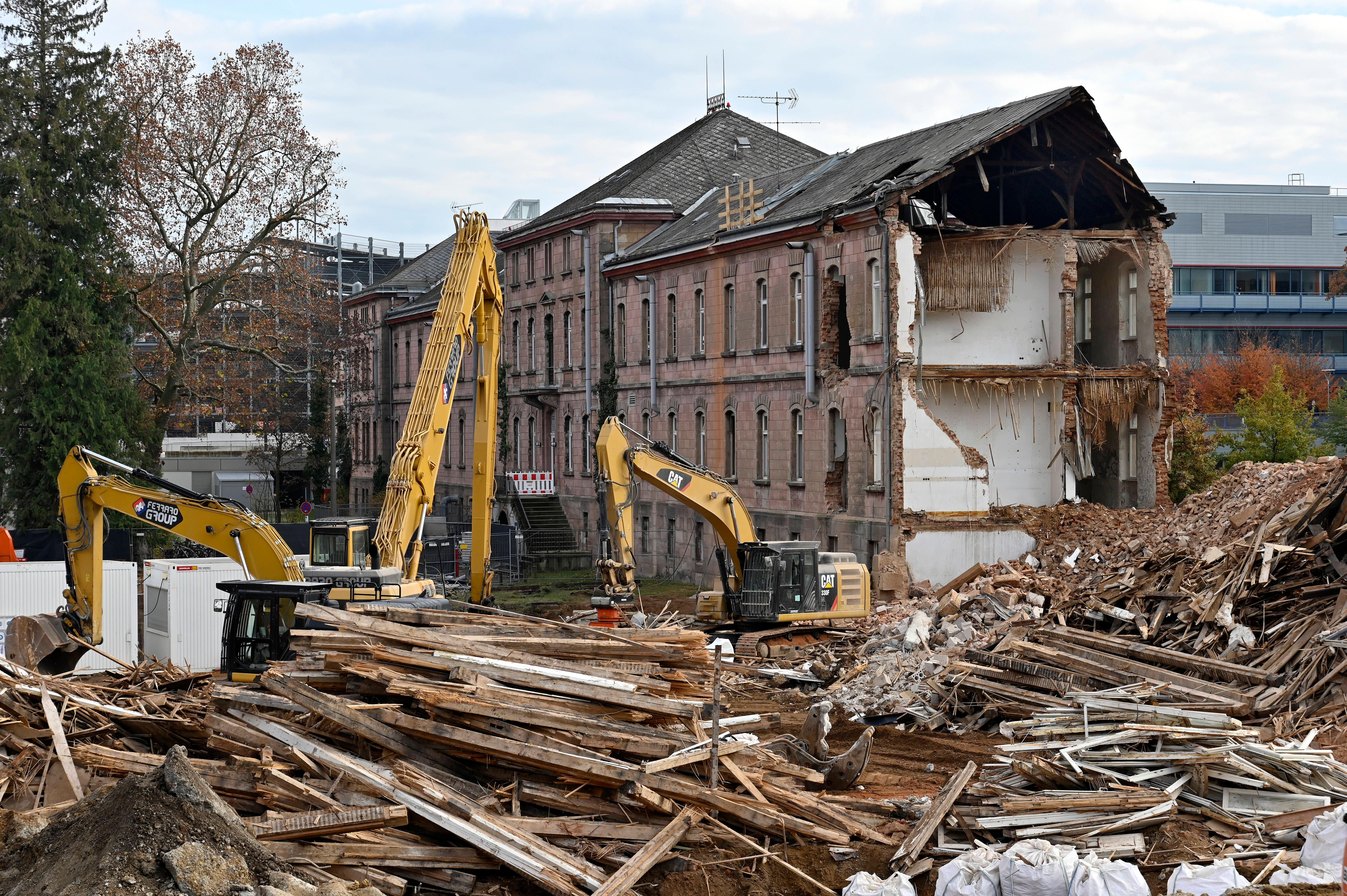 Der Abrisses großer Teile der Heil- und Pflegeanstalt (Hupfla) schreitet voran: Nicht der Zahn der Zeit und allgemeine Vergänglichkeit nagen derzeit an dem einzig verbliebenen Patientengebäude, sondern schlicht der Plan hier Institute und Forschungseinrichtugen neu zu bauen. Im Bild: Der Westflügel von Norden gesehen, wird zunehmend von Baggerzähnen zermalmt. 