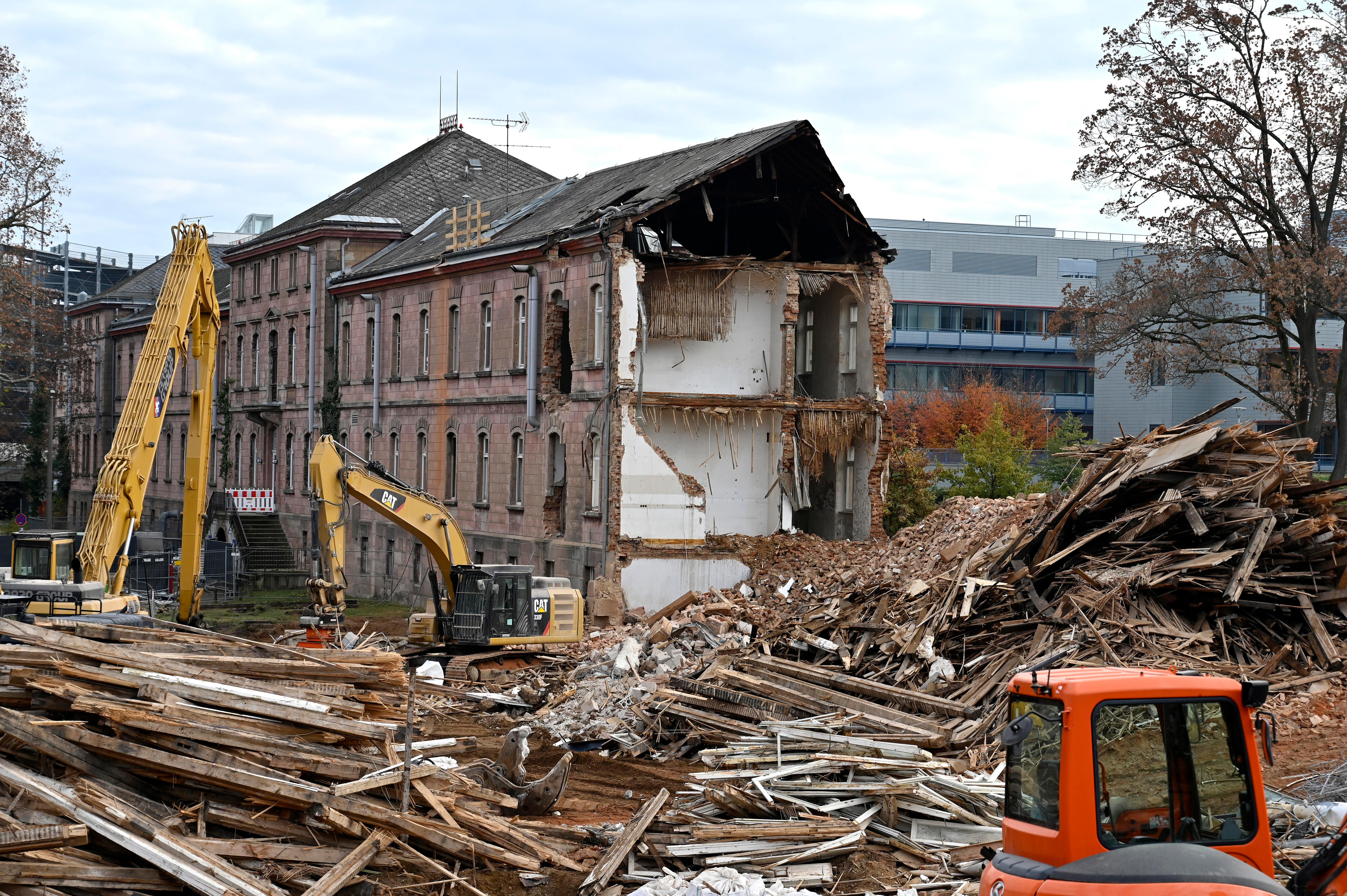 Der Abrisses großer Teile der Heil- und Pflegeanstalt (Hupfla) schreitet voran: Nicht der Zahn der Zeit und allgemeine Vergänglichkeit nagen derzeit an dem einzig verbliebenen Patientengebäude, sondern schlicht der Plan hier Institute und Forschungseinrichtugen neu zu bauen. Im Bild: Der Westflügel von Norden gesehen, wird zunehmend von Baggerzähnen zermalmt. 
