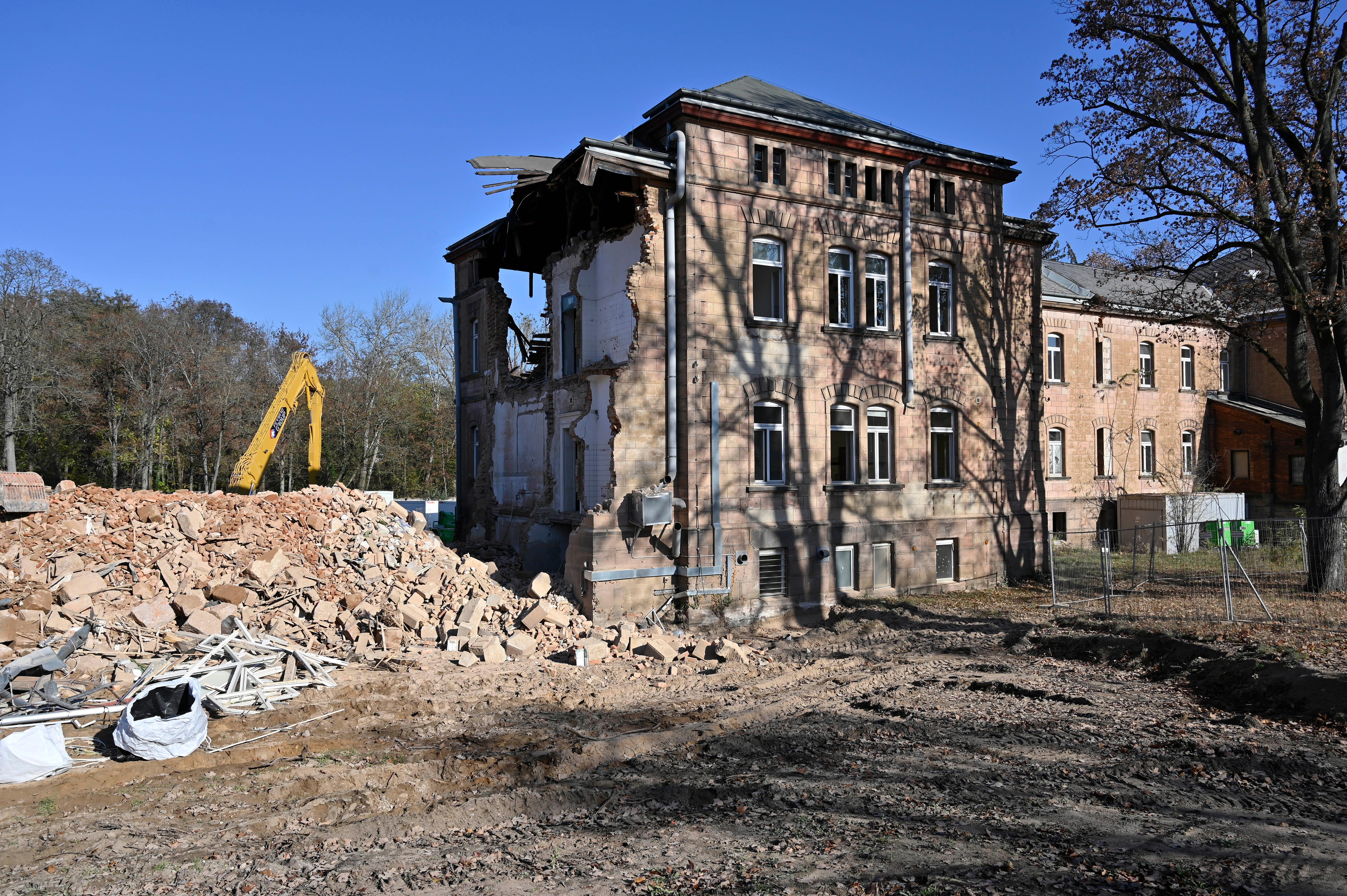 Der Abrisses großer Teile der Heil- und Pflegeanstalt (Hupfla) schreitet voran: Nicht der Zahn der Zeit und allgemeine Vergänglichkeit nagen derzeit an dem einzig verbliebenen Patientengebäude, sondern schlicht der Plan hier Institute und Forschungseinrichtugen neu zu bauen. Im Bild: Der Westflügel von Norden gesehen, wird zunehmend von Baggerzähnen zermalmt. 