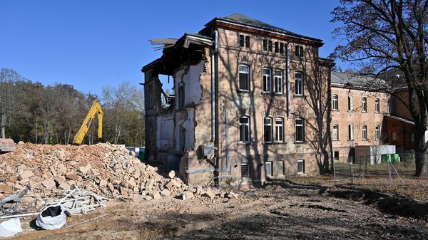 Der Abrisses großer Teile der Heil- und Pflegeanstalt (Hupfla) schreitet voran: Nicht der Zahn der Zeit und allgemeine Vergänglichkeit nagen derzeit an dem einzig verbliebenen Patientengebäude, sondern schlicht der Plan hier Institute und Forschungseinrichtugen neu zu bauen. Im Bild: Der Westflügel von Norden gesehen, wird zunehmend von Baggerzähnen zermalmt.
