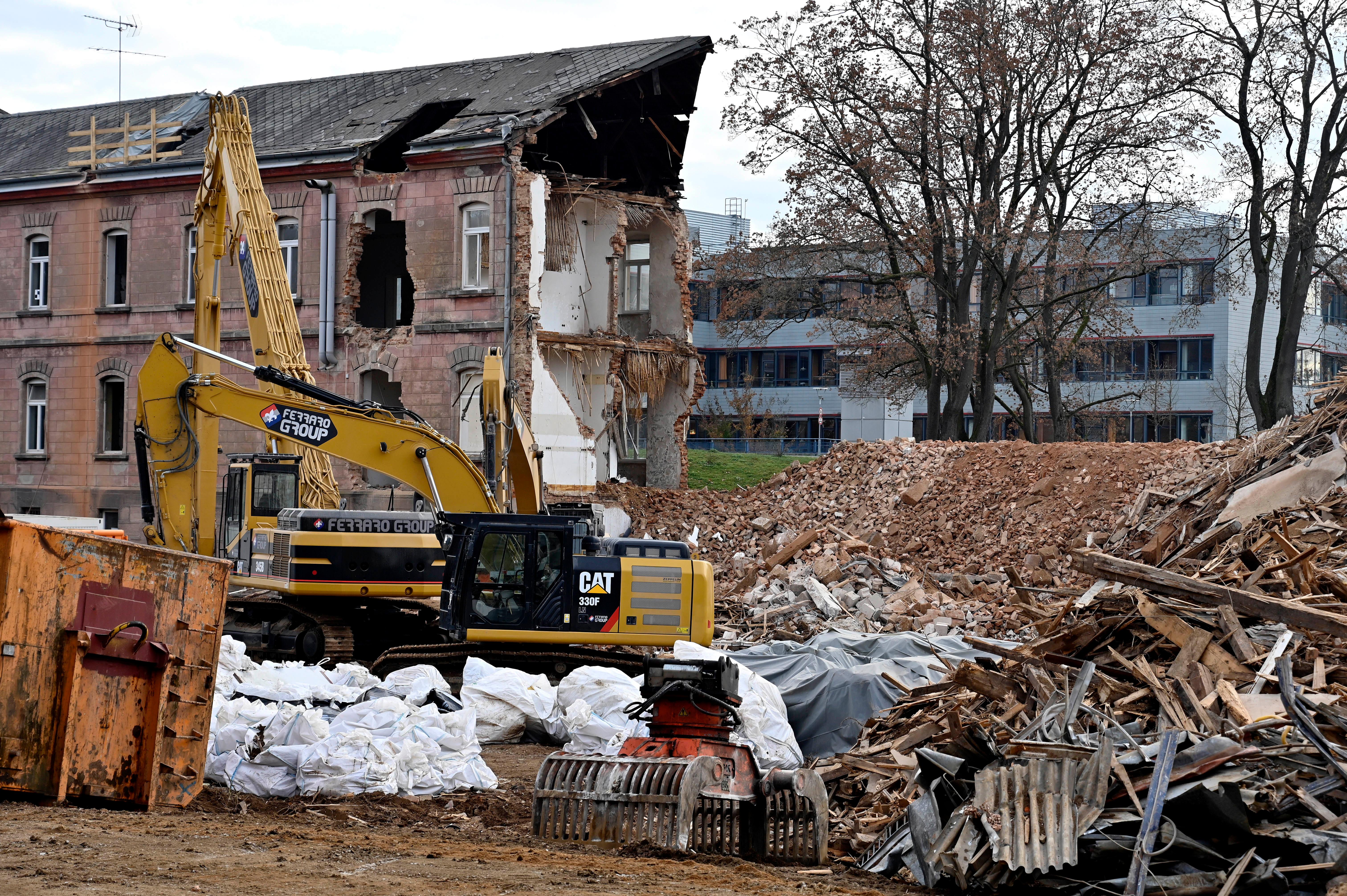 Der Abrisses großer Teile der Heil- und Pflegeanstalt (Hupfla) schreitet voran: Nicht der Zahn der Zeit und allgemeine Vergänglichkeit nagen derzeit an dem einzig verbliebenen Patientengebäude, sondern schlicht der Plan hier Institute und Forschungseinrichtugen neu zu bauen. Im Bild: Der Westflügel von Norden gesehen, wird zunehmend von Baggerzähnen zermalmt. 