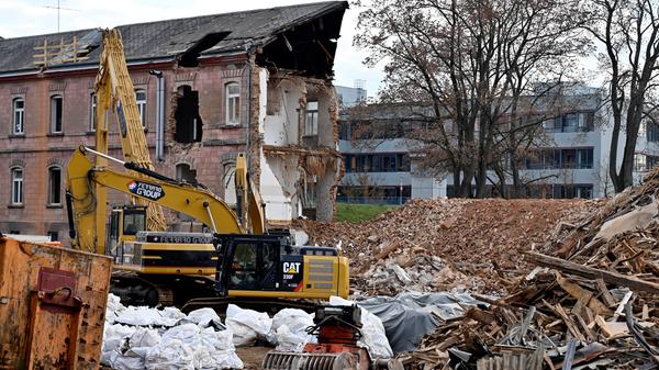 Der Abrisses großer Teile der Heil- und Pflegeanstalt (Hupfla) schreitet voran: Nicht der Zahn der Zeit und allgemeine Vergänglichkeit nagen derzeit an dem einzig verbliebenen Patientengebäude, sondern schlicht der Plan hier Institute und Forschungseinrichtugen neu zu bauen. Im Bild: Der Westflügel von Norden gesehen, wird zunehmend von Baggerzähnen zermalmt.