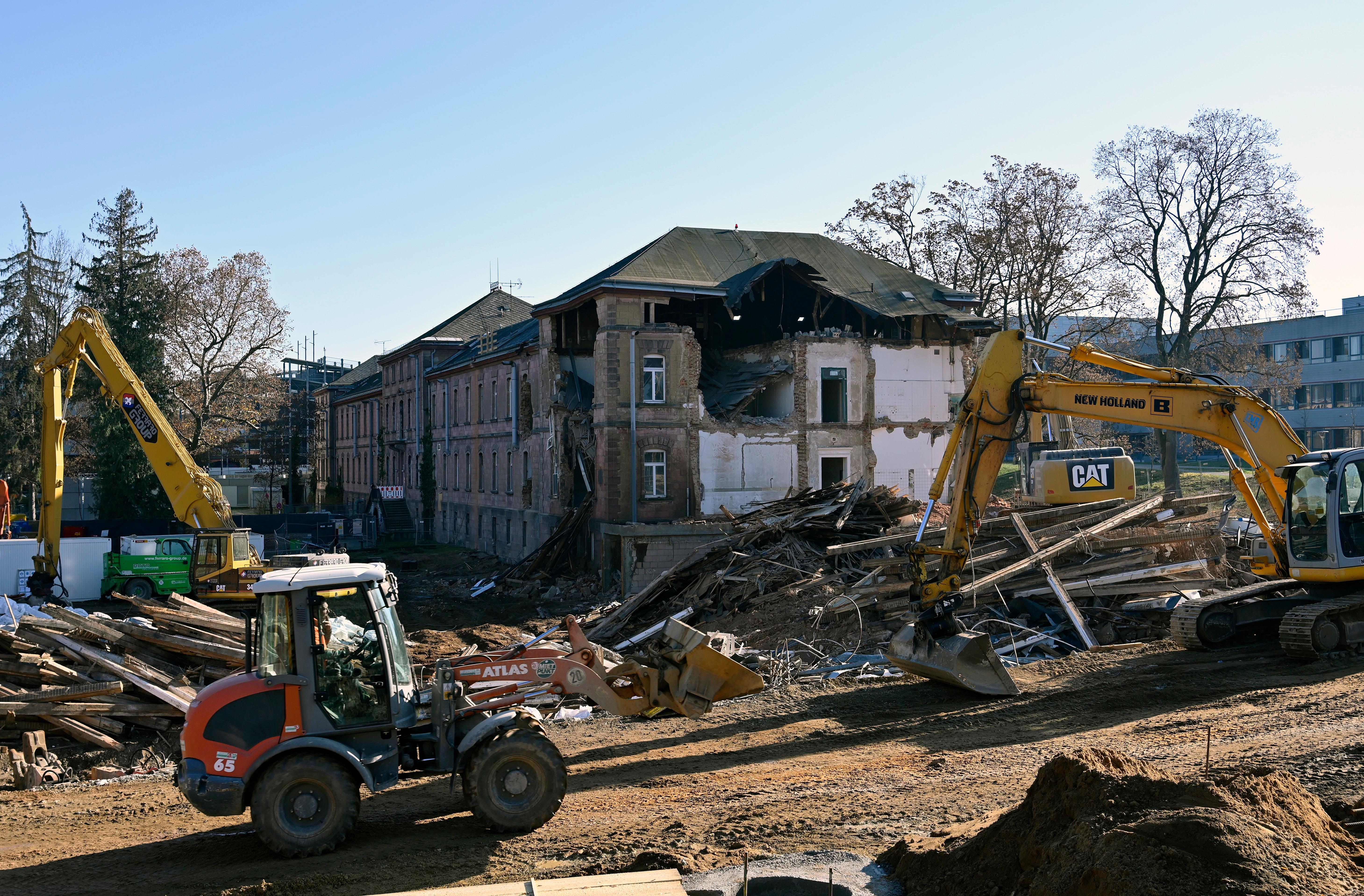 Der Abrisses großer Teile der Heil- und Pflegeanstalt (Hupfla) schreitet voran: Nicht der Zahn der Zeit und allgemeine Vergänglichkeit nagen derzeit an dem einzig verbliebenen Patientengebäude, sondern schlicht der Plan hier Institute und Forschungseinrichtugen neu zu bauen. Im Bild: Der Westflügel von Norden gesehen, wird zunehmend von Baggerzähnen zermalmmt. 