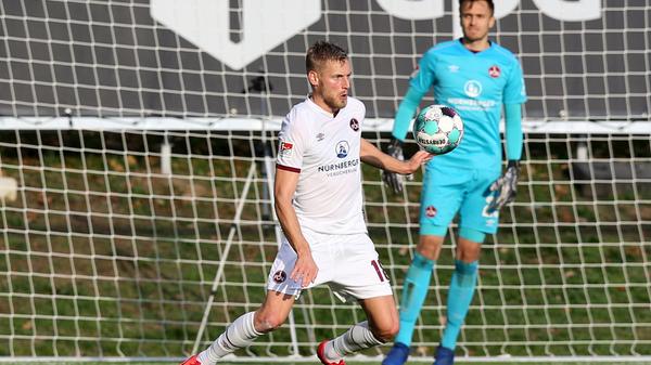 Hanno Behrens war nach Fabian Nürnberger der zweite Corona-Fall beim 1. FC Nürnberg. Der ehemalige Kapitän infizierte sich, begab sich in häusliche Quarantäne und verpasste zwei Spiele. Mittlerweile steht der gebürtige Elmshorner wieder auf dem Rasen.