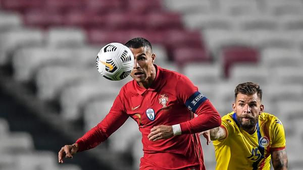 Mit "CR7" hat es auch einen der besten Fußballer der Welt erwischt. Bis der Portugiese negativ getestet wurde, hat es ganze 19 Tage gedauert. Diese Zeit vertrieb sich der Superstar in seiner Villa - und gab den ein oder anderen Einblick in sein Home-Training.