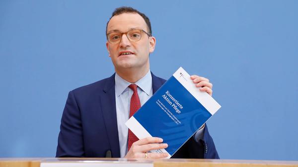 Auch den Bundesminister für Gesundheit hat es erwischt. Der Infektionsverlauf soll bei Jens Spahn einen "milden Verlauf" gehabt haben.