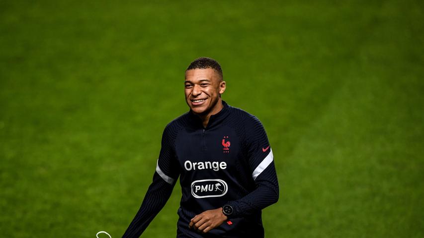Besonders hart hat es den französischen Klub Paris St. Germain getroffen. Thomas Tuchel musste zeitweise auch auf seine positiv getesteten Stars Kylian Mbappe und Neymar verzichten.