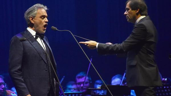Auch den italienischen Startenor Andrea Bocelli hatte es erwischt. Er sei im März positiv getestet worden, habe aber kaum Symptome gehabt, sagte der 61-Jährige laut Nachrichtenagentur Ansa.