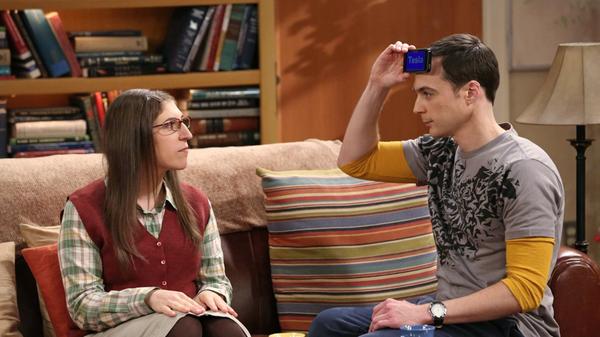 "Big Bang Theory"-Star Jim Parsons und sein Ehemann Todd Spiewak waren nach eigenen Angaben mit dem Coronavirus infiziert. "Todd und ich hatten es beide schon früh. Es war ungefähr Mitte März. Wir wussten nicht, was es war. Wir dachten, wir hätten Erkältungen", sagte der US-Schauspieler in der "Tonight Show" von Jimmy Fallon. Sie hatten beide ihren Geruchs- und Geschmacksinn verloren.