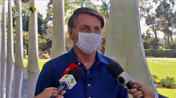 Auch der brasilianische Präsident Jair Bolsonaro ist im Juli am Coronavirus erkrankt, das teilte er sogar persönlich vor Reportern mit. Um zu beweisen, dass es ihm gut gehe, nahm er sogar seine Gesichtsmaske ab. “Schaut euch mein Gesicht an, mir geht es gut”, sagte er zu den Journalisten. Kurz nachdem seine Infektion eigenen Angaben zufolge überwunden hat, ist auch ein Corona-Test seiner Ehefrau positiv ausgefallen.