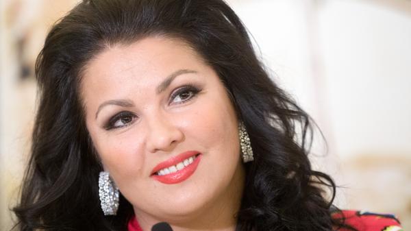 Opernstar Anna Netrebko war im September wegen einer durch das Coronavirus ausgelösten Lungenentzündung im Krankenhaus. Sie sollte in einer Inszenierung der Oper “Don Carlos” am weltberühmten Moskauer Bolschoi Theater auftreten. Die Oper wurde aber abgesetzt, nachdem der Sänger Ildar Abdrasakow wegen einer Infektion mit dem Coronavirus ausgefallen war.