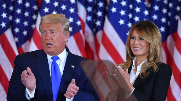 Nachdem sich eine seiner engsten Beraterinnen mit dem Coronavirus infiziert hatte, ist auch US-Präsident Donald Trump Anfang Oktober ebenfalls positiv auf das Virus getestet worden. Auch seine Frau Melania hatte sich mit dem Virus angesteckt. "Wir werden unsere Quarantäne und Erholung sofort beginnen. Wir werden das GEMEINSAM durchstehen", schrieb Trump damals auf Twitter.