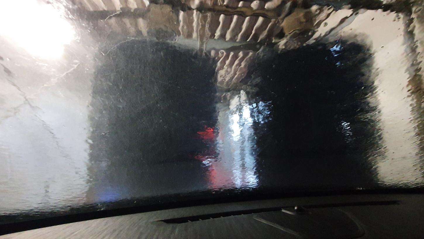 In einer Waschstraße in Regensburg wurde ein Mitarbeiter zwischen Pkw und Bürste eingeklemmt und verletzt.
In einer Waschstraße in Regensburg wurde ein Mitarbeiter zwischen Pkw und Bürste eingeklemmt und verletzt.