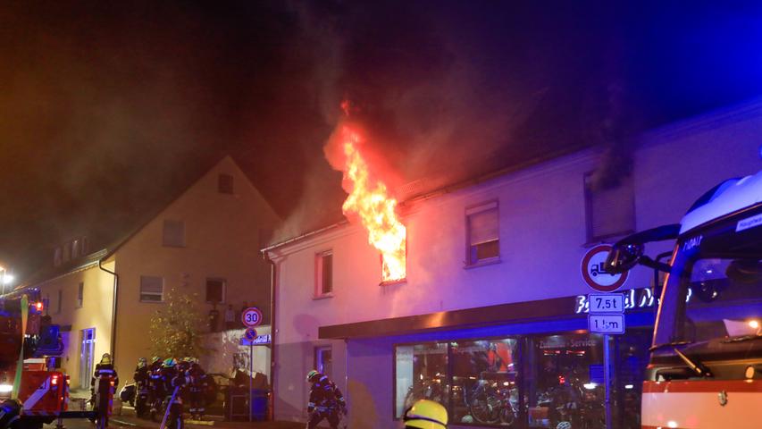 Großeinsatz in Dechsendorf: Flammen schlugen aus Küchenfenster