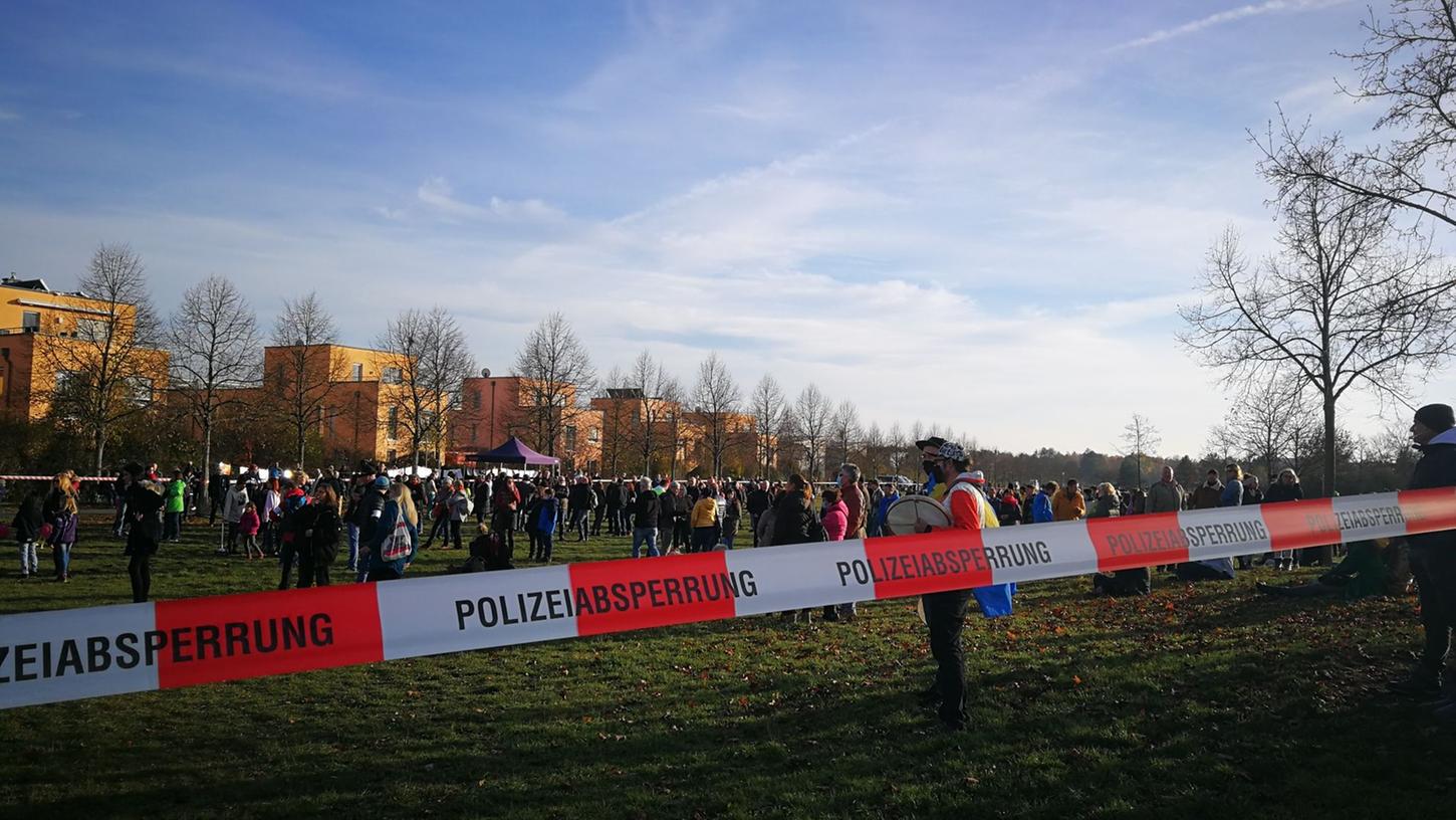 Bis 18 Uhr demonstrieren im Grünzug des Röthelheimparks bei einer genehmigten Kundgebung die Nürnberger Organisation "Querdenken 911" und "Schüler/innen gegen die Maskenpflicht".
