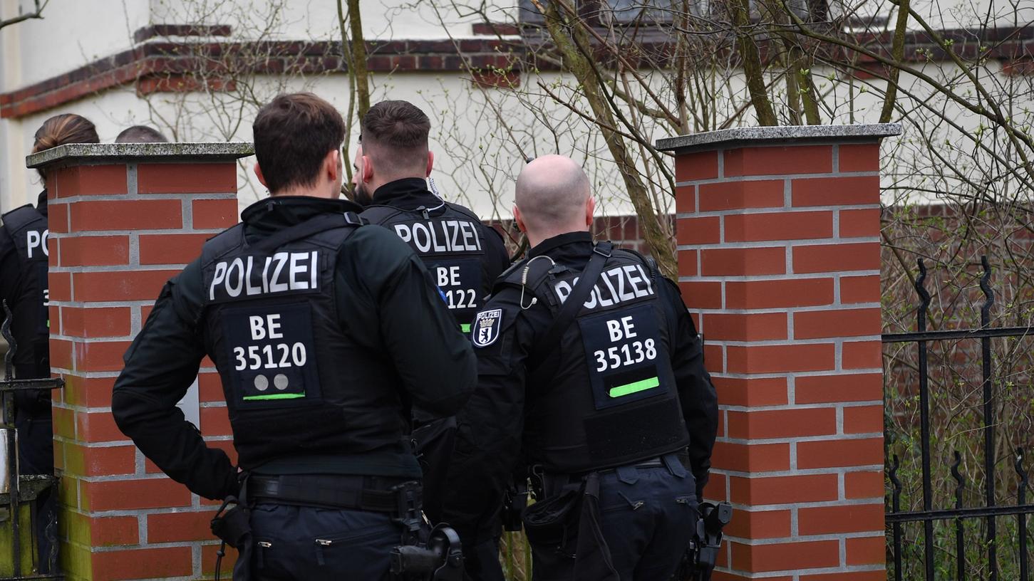 Im Februar wurden bundesweit zwölf Mitglieder der sogenannten Gruppe S., festgenommen. Auch danach gab es immer wieder Razzien, wie hier im März in Berlin, um die Unterstützer der mutmaßlichen Terrorzelle ausfindig zu machen. 