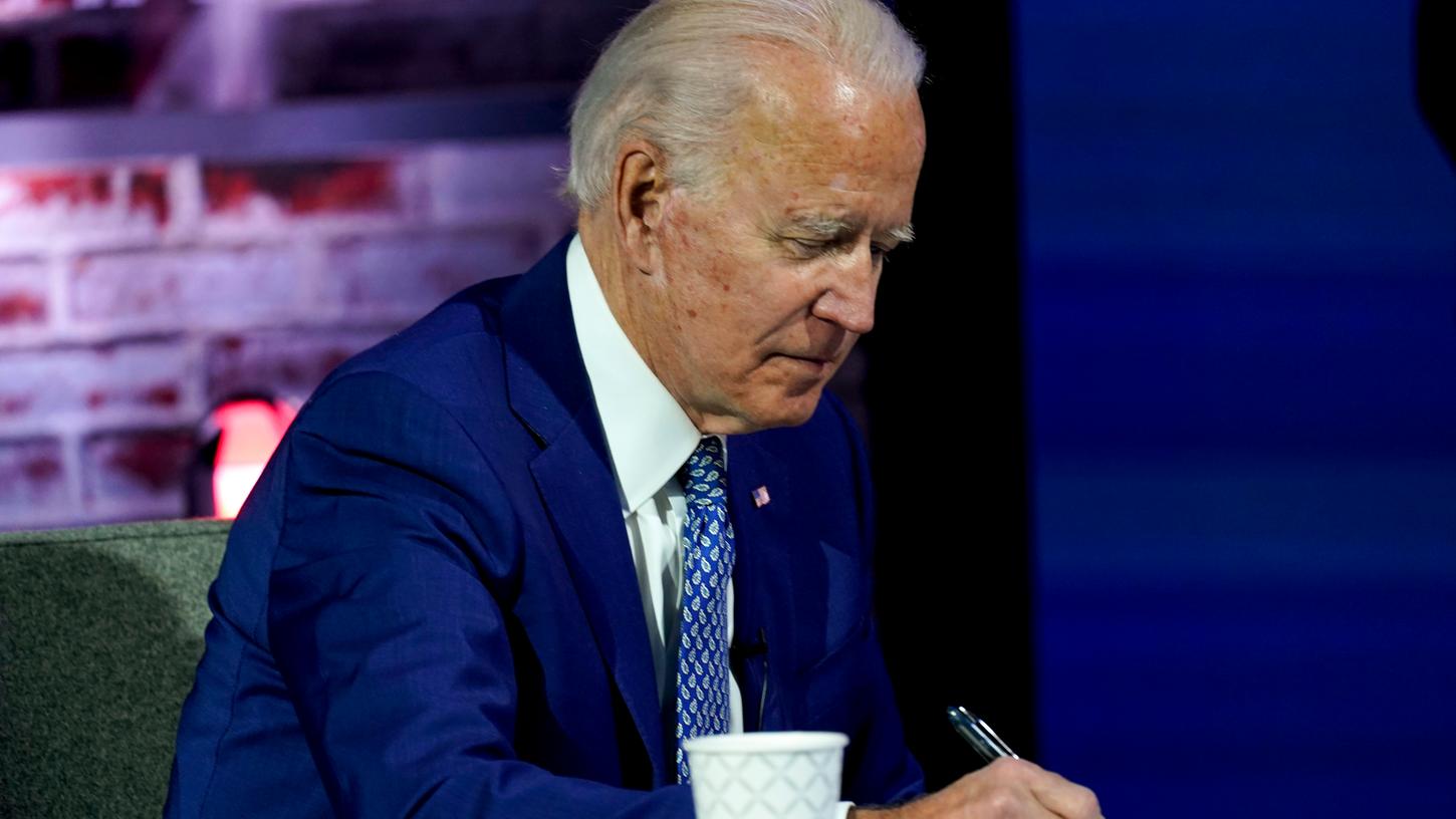 Joe Biden, "Gewählter Präsident" ("President-elect") der USA, macht Notizen während eines Treffens mit seinem Corona-Beirat im Queen-Theater. Biden will gleich am ersten Tag im Weißen Haus diverse politische Entscheidungen von Donald Trump rückgängig machen.