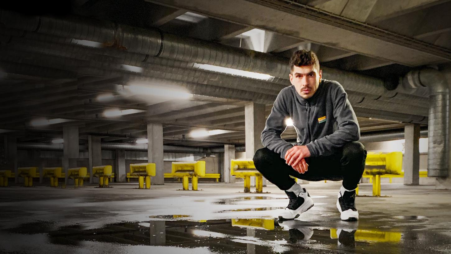 „Viele Jobs, viele Cops, das ist Bayern, Diggah“: Rapper Jakob Herrmann aka Jaggy Jackpot hat sich mit einem neuen Videoclip zurückgemeldet. „Viele Jobs, viele Cops, das ist Bayern, Diggah“: Rapper Jakob Herrmann aka Jaggy Jackpot hat sich mit einem neuen Videoclip zurückgemeldet.