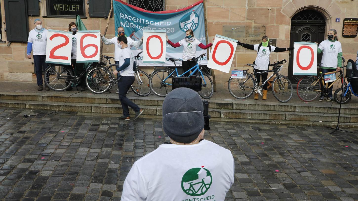 26.000 Unterschriften hatte die Initiative "Radentscheid Nürnberg" gesammelt. Die Projekte des daraus hervorgegangenen Mobilitätsbeschlusses könnten sich nun teils verzögern.