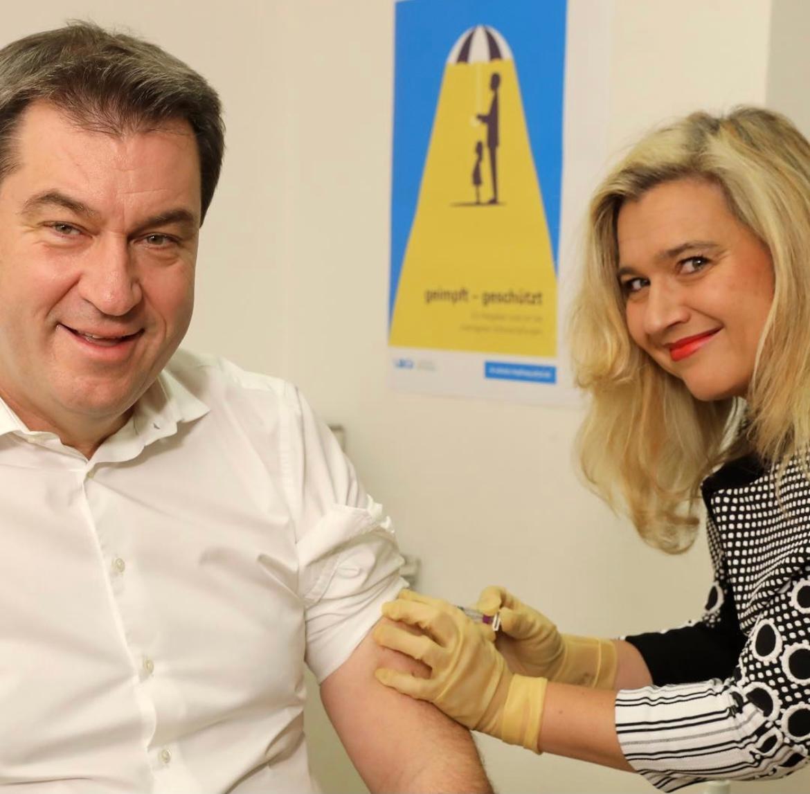Markus Söder lässt sich im November 2018 von Gesundheitsministerin und Ärztin Melanie Huml gegen die Grippe impfen.