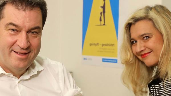 Markus Söder lässt sich im November 2018 von Gesundheitsministerin und Ärztin Melanie Huml gegen die Grippe impfen.