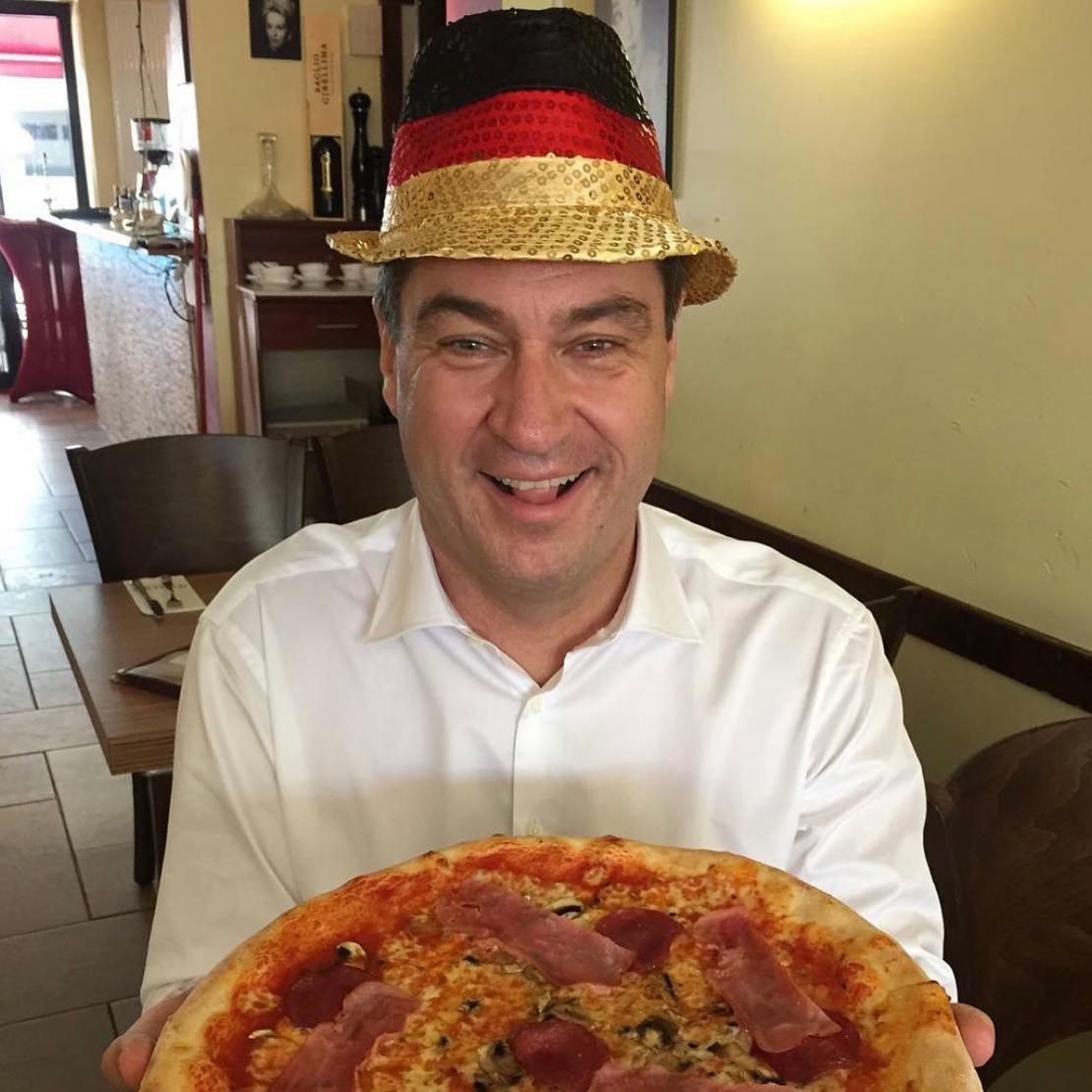 Vor dem Viertelfinale gegen Italien bei der EM 2016 "verputzt" Söder noch eine italienische Pizza.