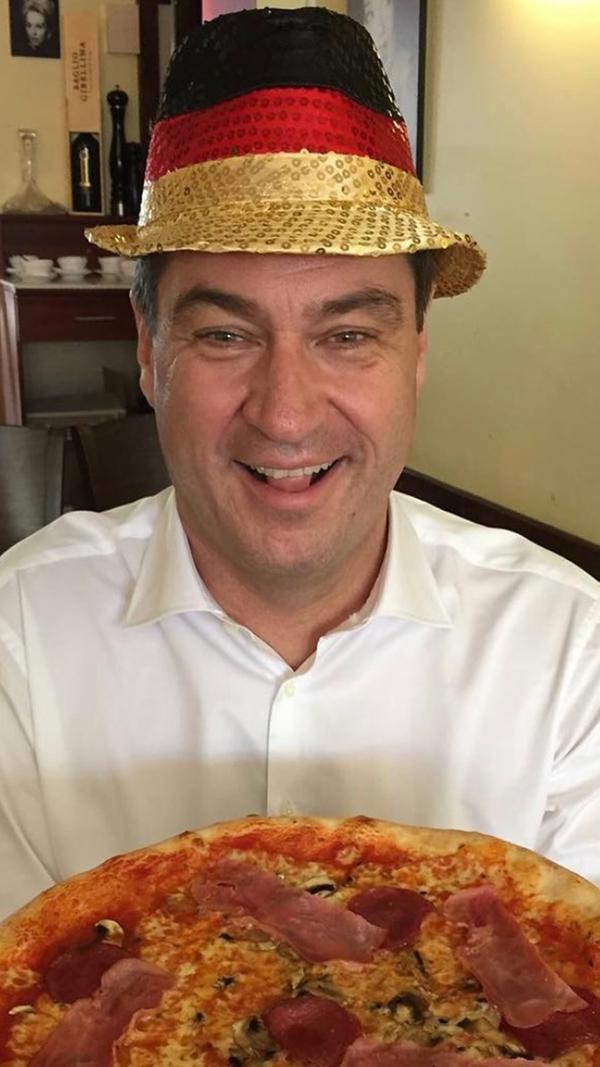 Vor dem Viertelfinale gegen Italien bei der EM 2016 "verputzt" Söder noch eine italienische Pizza.