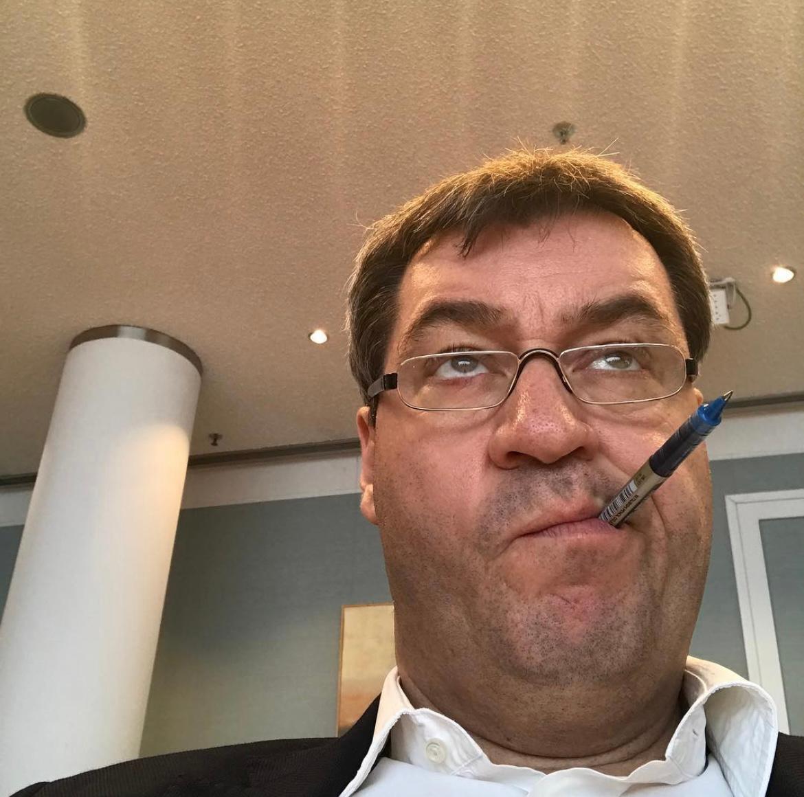 Im März 2017 ist Söder wohl nicht ganz bei der Sache - zumindest reicht es für ein Selfie "bei der Arbeit". 