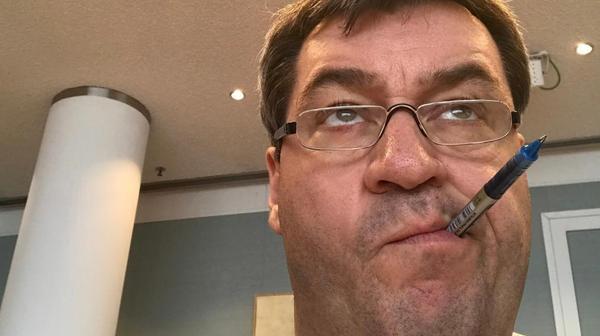 Im März 2017 ist Söder wohl nicht ganz bei der Sache - zumindest reicht es für ein Selfie "bei der Arbeit".