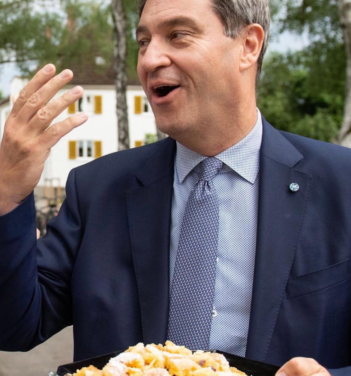 Der Ministerpräsident feiert im Juli 2019 den Erhalt seiner Portion Kaiserschmarrn.