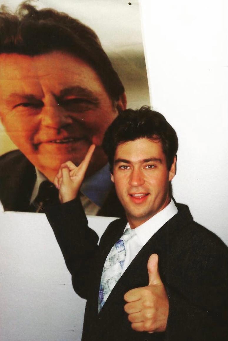 Der junge Söder präsentiert hier das Poster, das in seiner Jugend über seinem Bett hing. Der Rückblick wurde im Juli 2015 auf Instagram hochgeladen. 