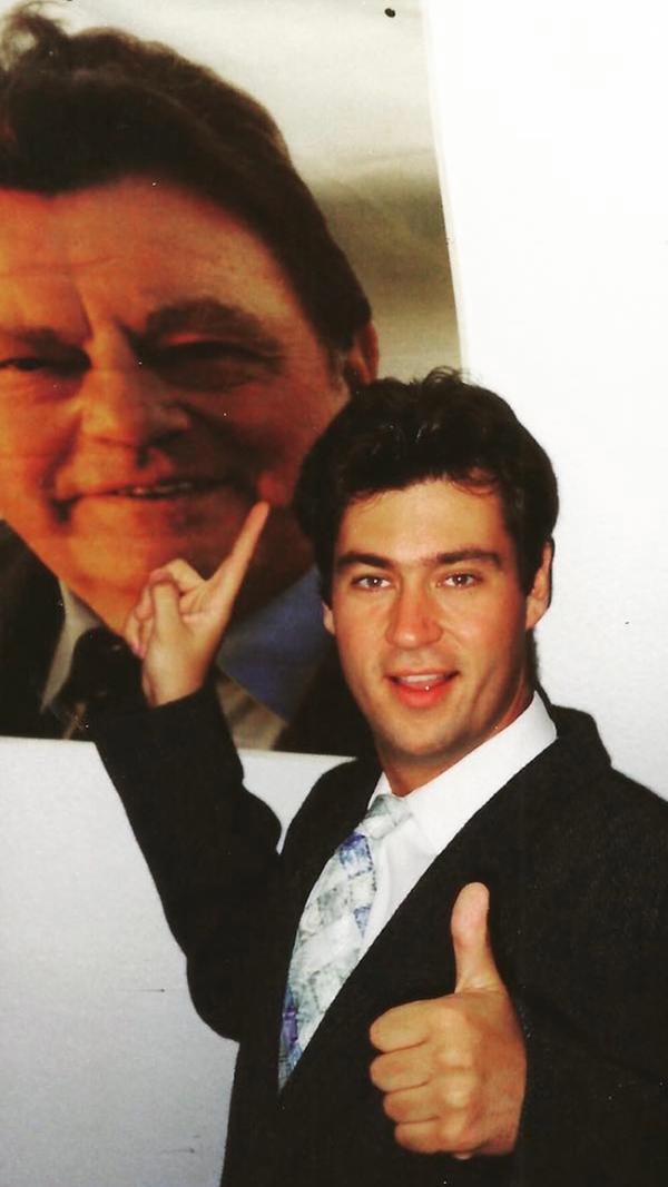 Der junge Söder präsentiert hier das Poster, das in seiner Jugend über seinem Bett hing. Der Rückblick wurde im Juli 2015 auf Instagram hochgeladen.