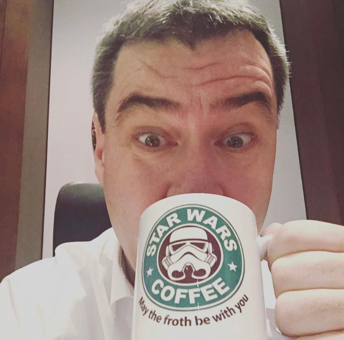 Der Ministerpräsident ist großer Star-Wars-Fan und zeigt das auch in diesem Beitrag aus dem Jahr 2015.