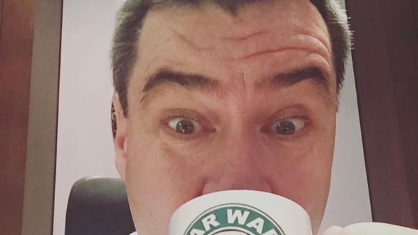 Der Ministerpräsident ist großer Star-Wars-Fan und zeigt das auch in diesem Beitrag aus dem Jahr 2015.