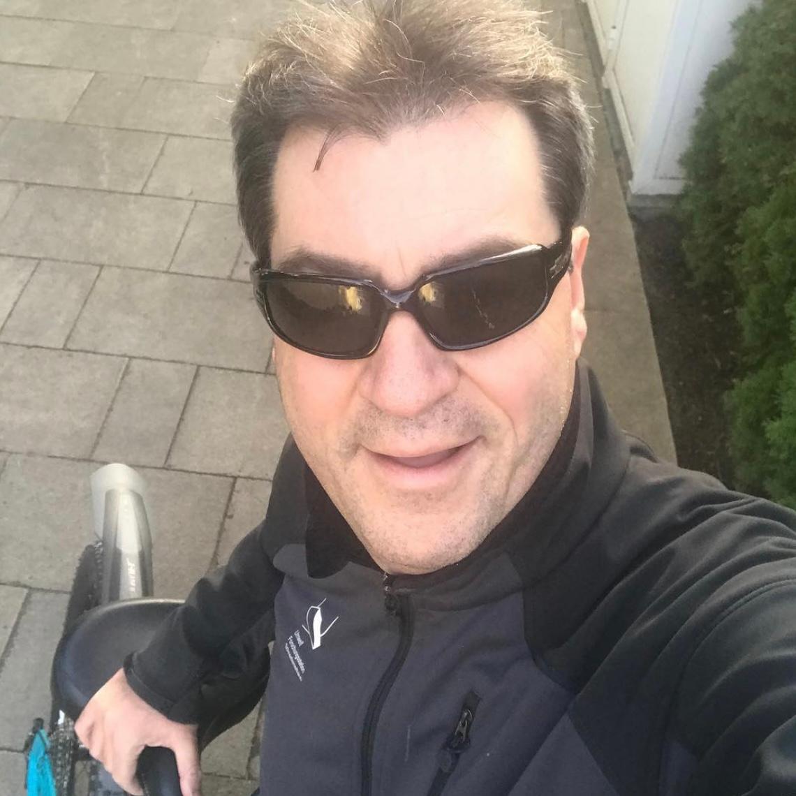 Söder präsentiert sein Geburtstagsgeschenk zum 50. Geburtstag 2017: ein neues Rad.