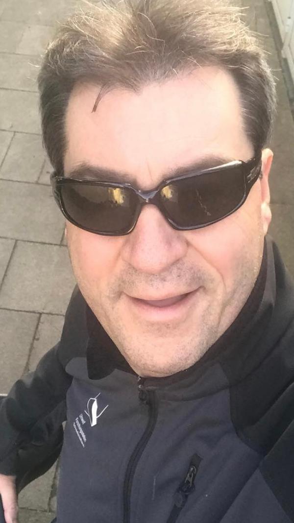 Söder präsentiert sein Geburtstagsgeschenk zum 50. Geburtstag 2017: ein neues Rad.