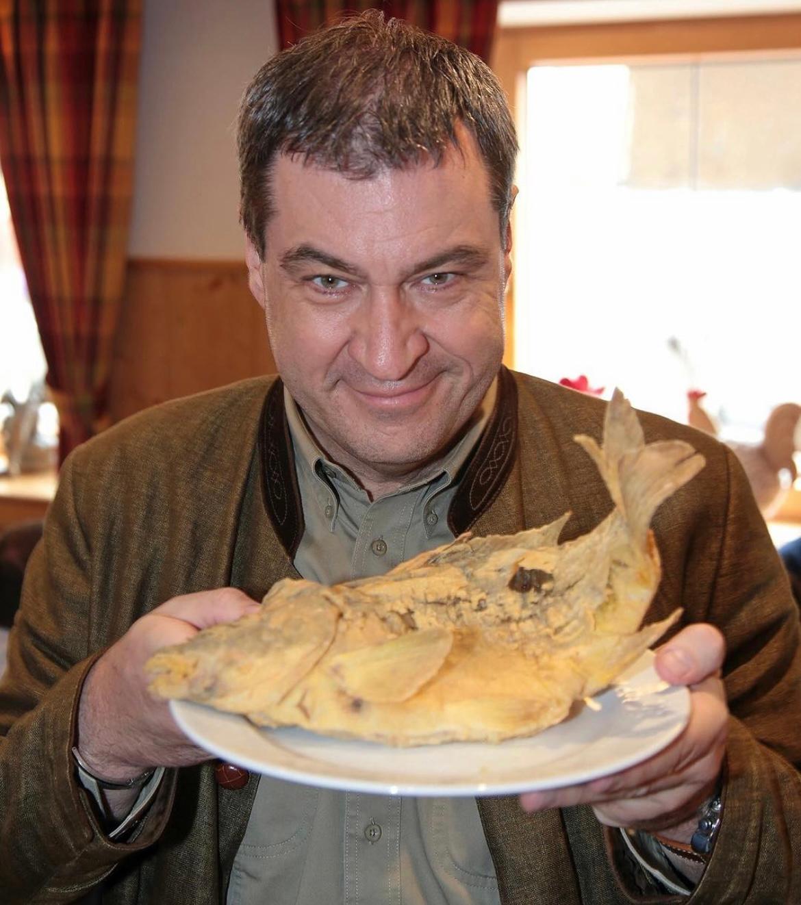 Söder präsentiert im April 2016 voller Vorfreude sein Sonntagsessen.