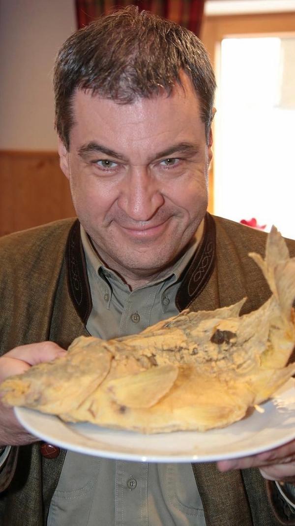 Söder präsentiert im April 2016 voller Vorfreude sein Sonntagsessen.