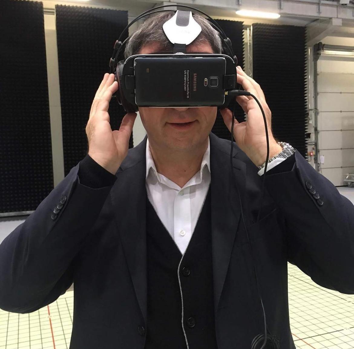 Söder bei einem Besuch am Fraunhofer-Institut 2016 in Nürnberg.